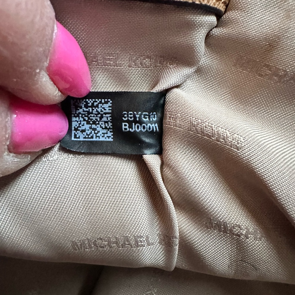 Michael Kors Jet Set Tote - Picture 9 of 11